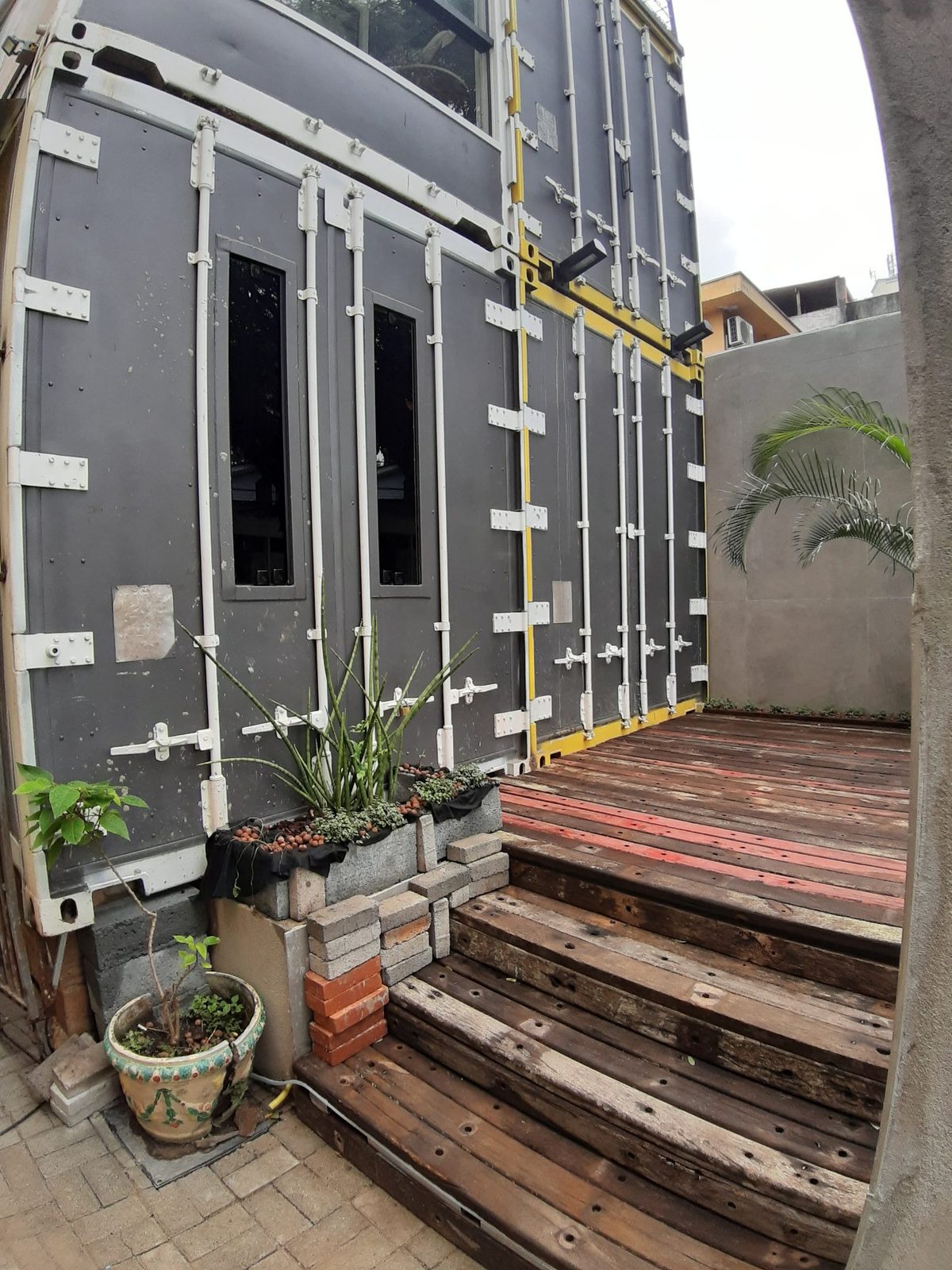 Estruturas dos containers com as portas de aço originais durante a obra