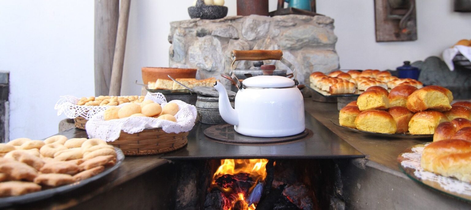 Café da manhã caseiro com chaleira no fogo de lenha na Teu Living
