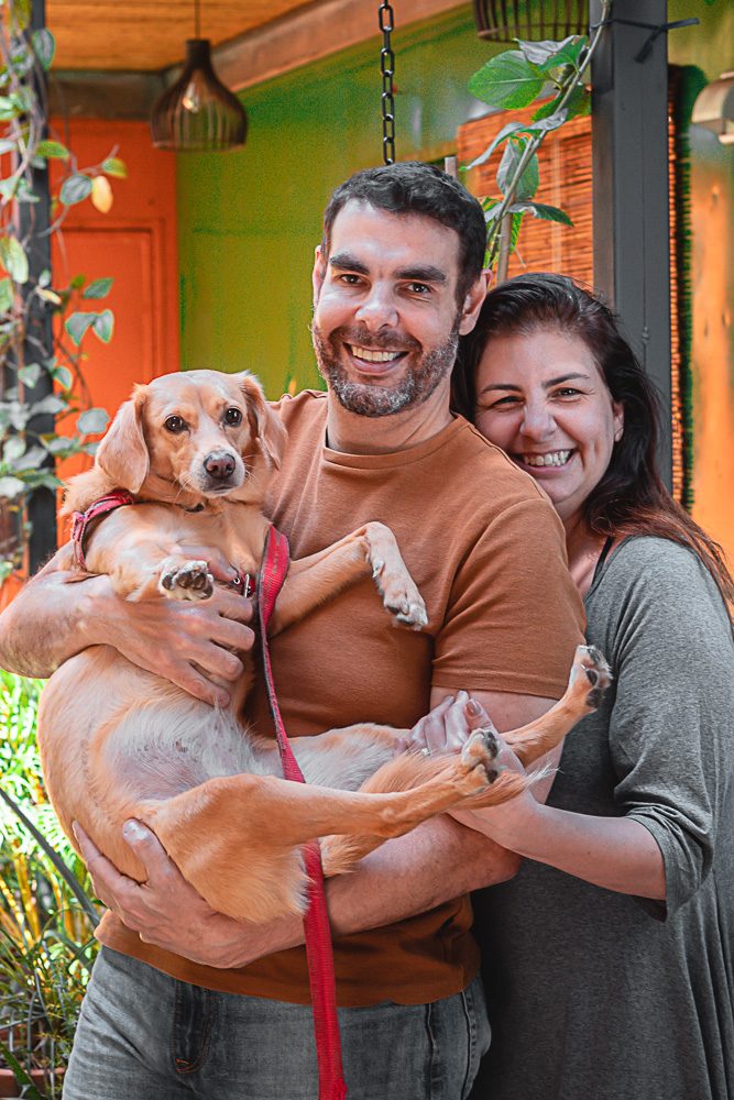 Os idealizadores da Teu Living com a Manu, a cachorra da casa