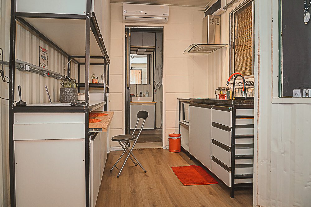 Cozinha e sala dentro de uma casa container