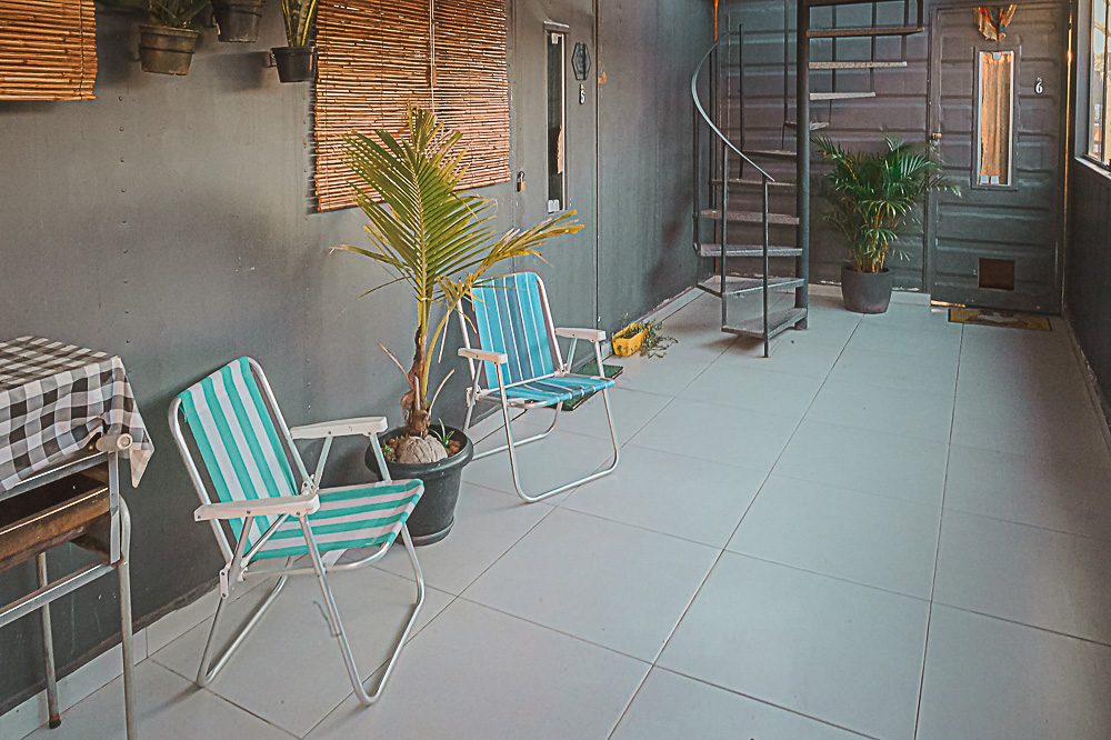 Terraço comum com cadeiras e escada caracol