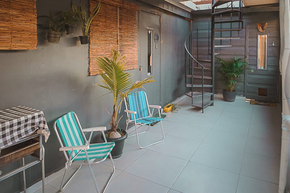 Interior do Loft Condomínio com sofá e cama wallbed